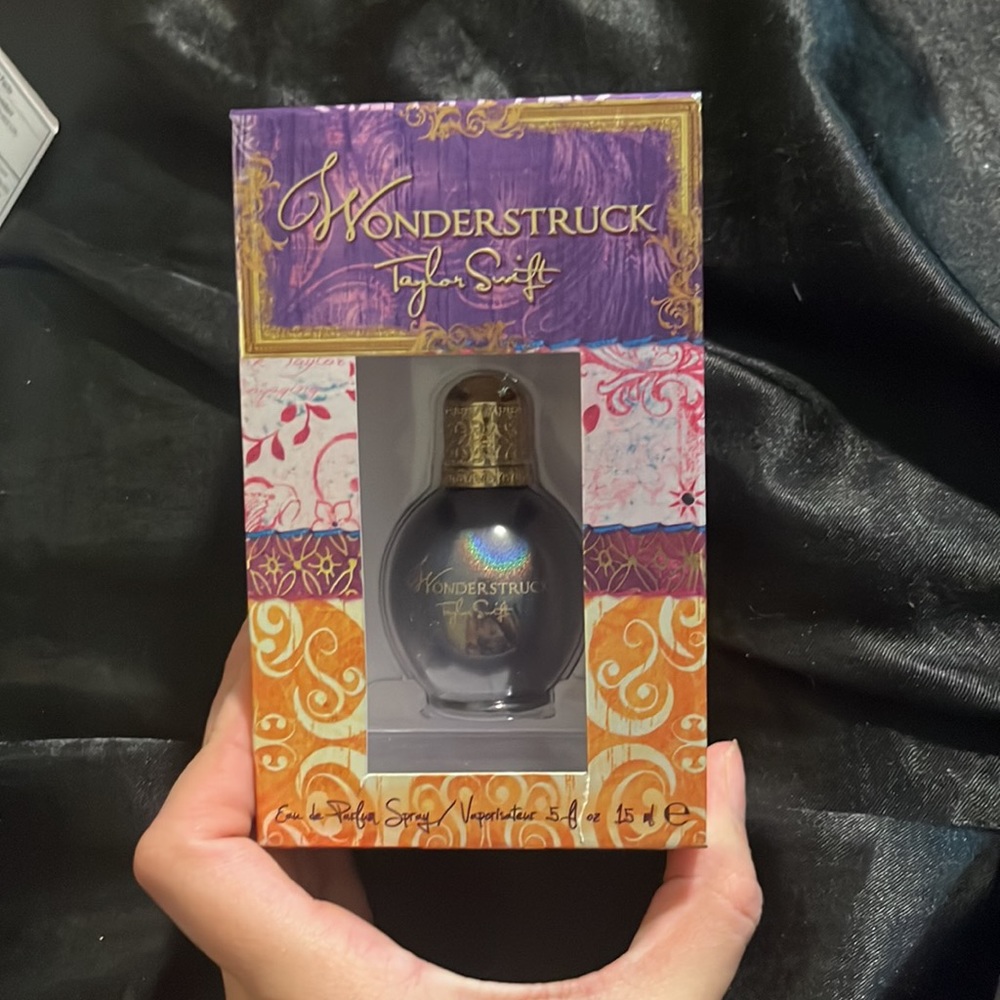 taylor swift wonderstruck perfume .5 oz IN BOX